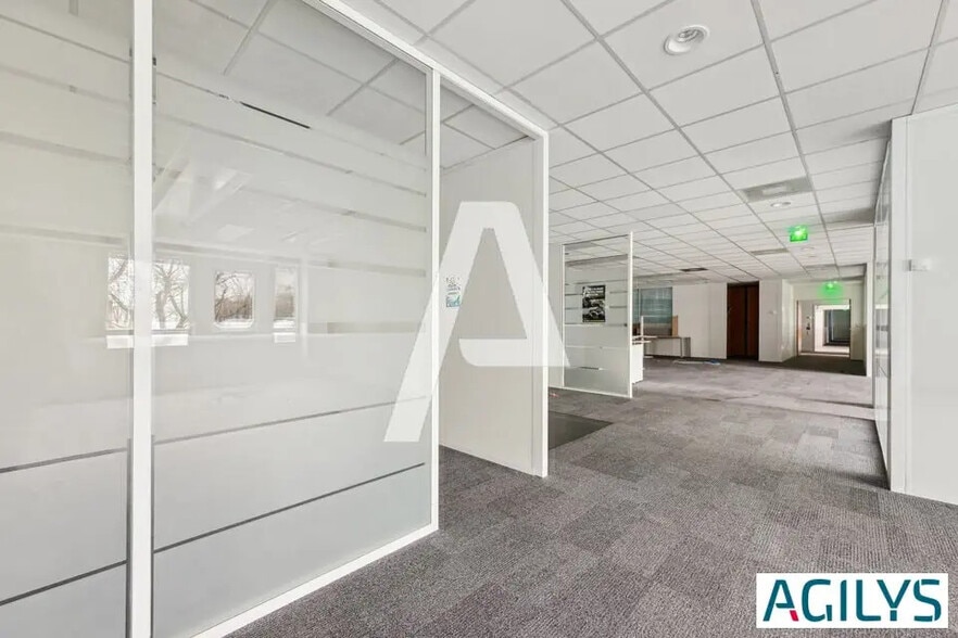 Flex in Rungis for lease - Interior Photo - Image 1 of 5