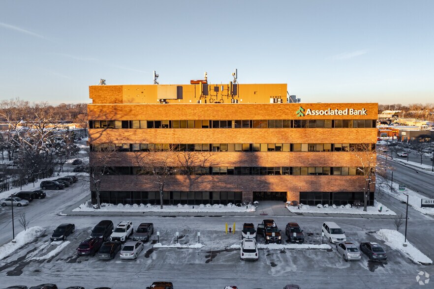 4811 S 76th St, Greenfield, WI à louer - Photo du bâtiment - Image 1 de 5