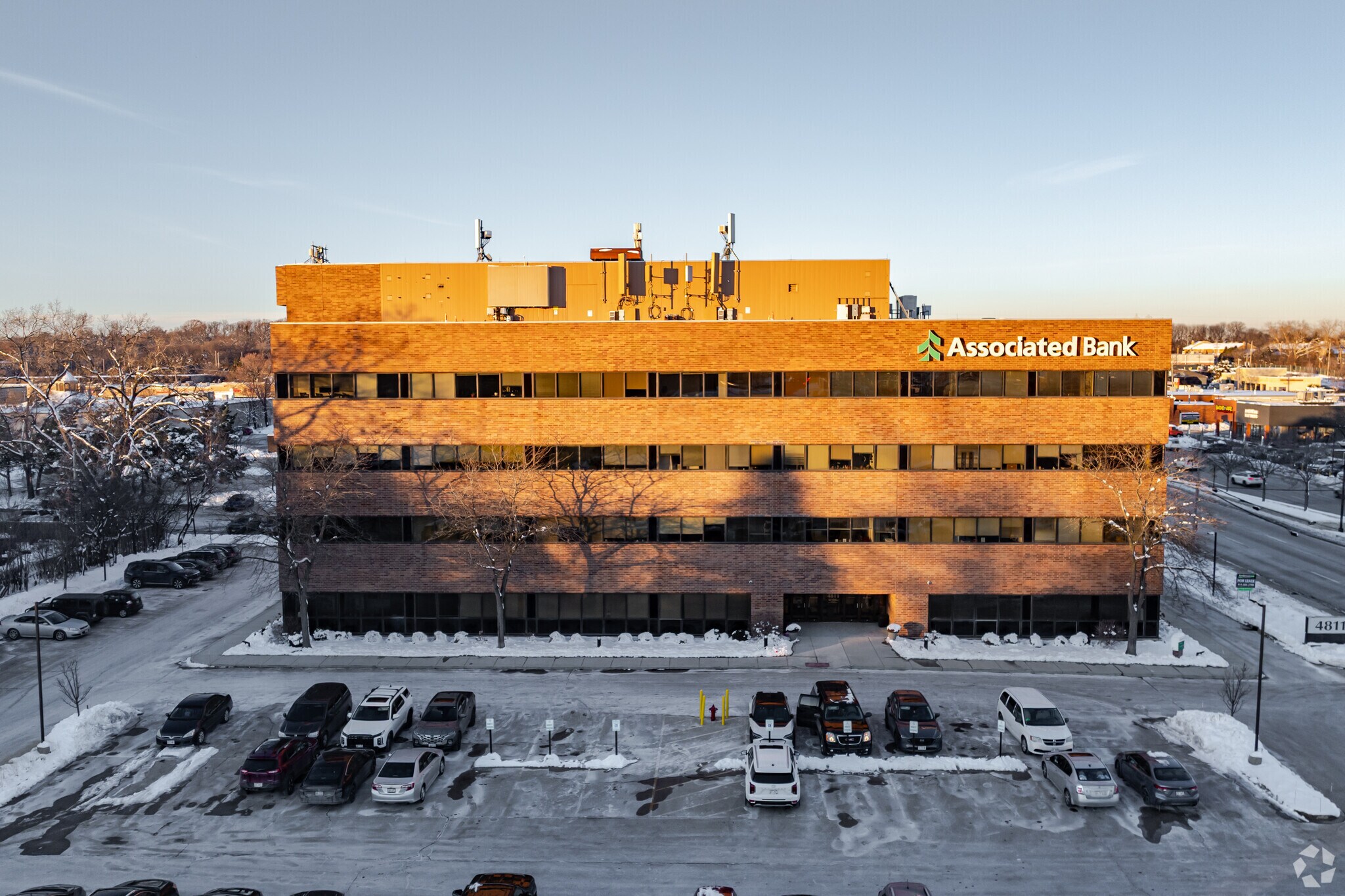 4811 S 76th St, Greenfield, WI à louer Photo du bâtiment- Image 1 de 6