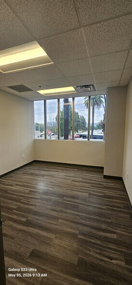 18040 Sherman Way, Reseda, CA à louer - Photo du bâtiment - Image 3 de 15