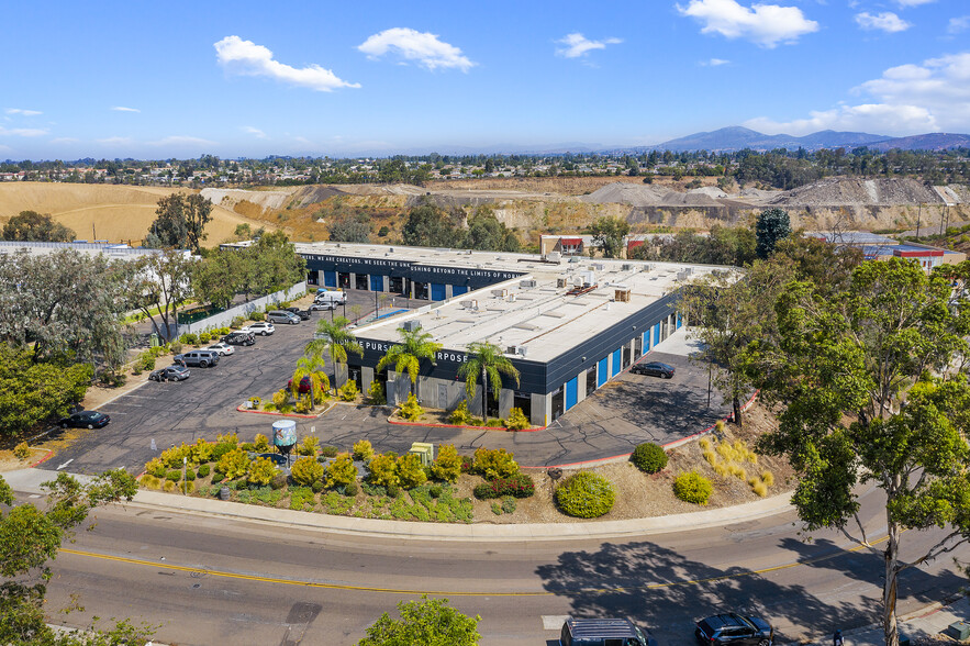 8680 Miralani Dr, San Diego, CA à louer - Photo du bâtiment - Image 1 de 16