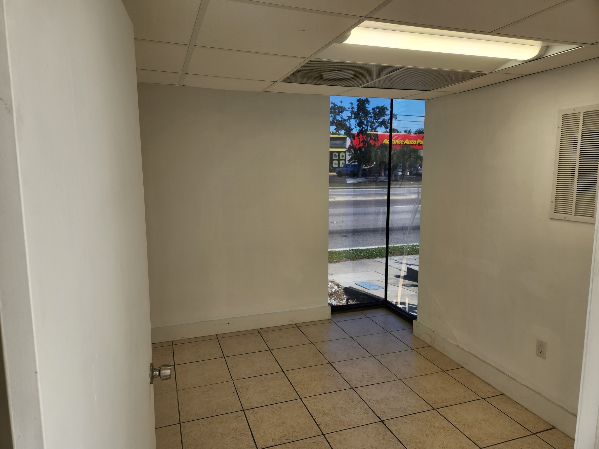 2433 Gulf To Bay Blvd, Clearwater, FL for lease Interior Photo- Image 1 of 4