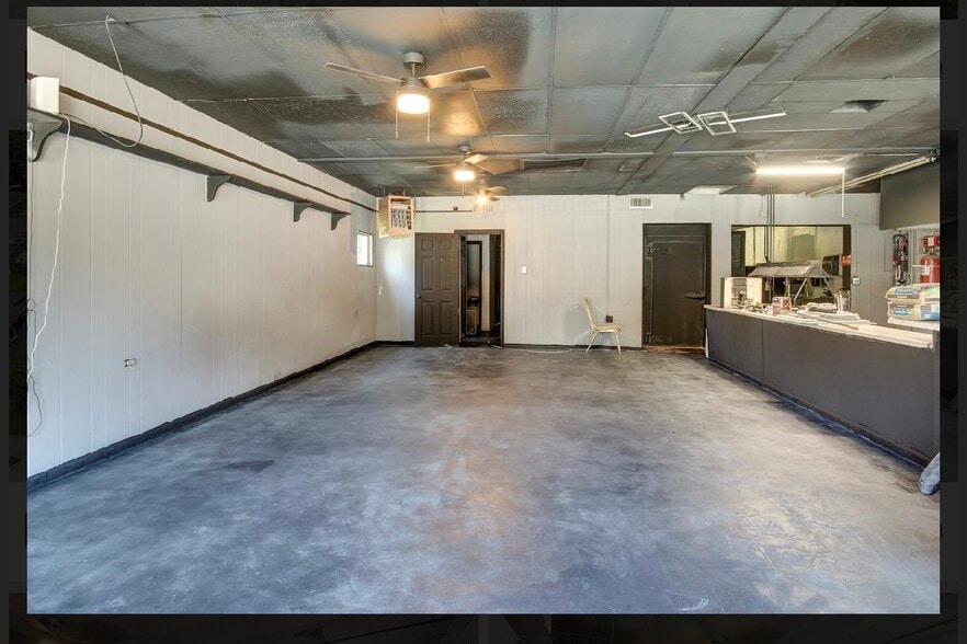 1916 Cedar Dr, La Marque, TX for sale - Interior Photo - Image 2 of 8