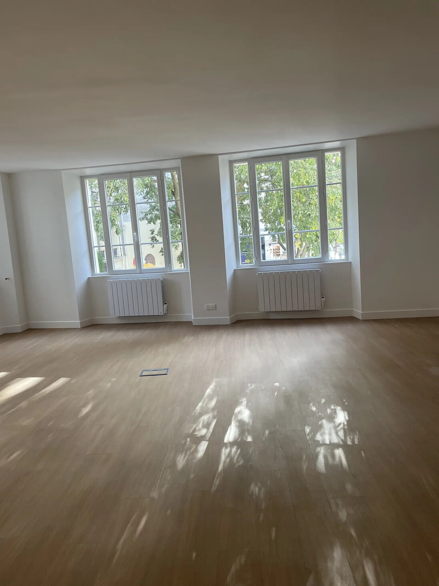 8 Place Sainte-Opportune, Paris for lease Interior Photo- Image 1 of 4