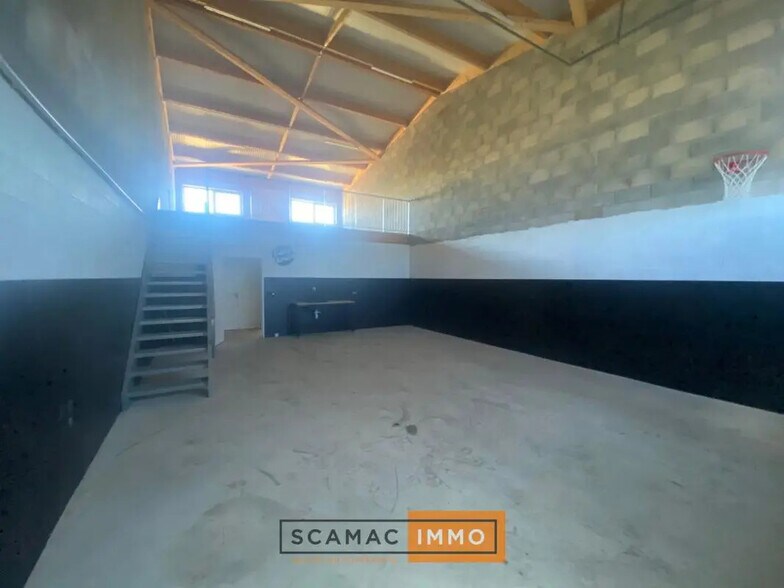 Office in Marignane for lease - Interior Photo - Image 1 of 6