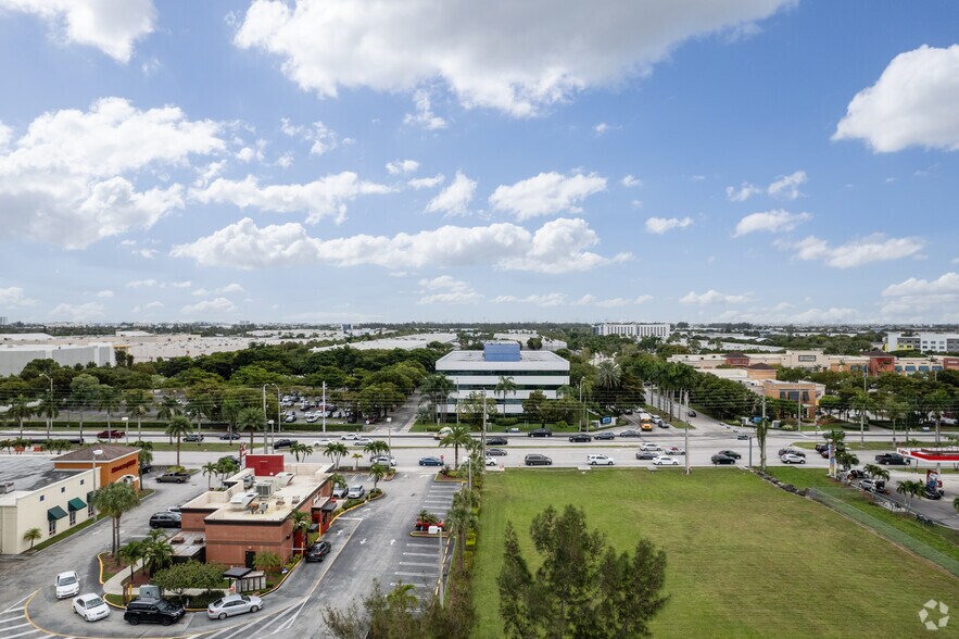 2001 NW 107th Ave, Miami, FL à louer - Photo du bâtiment - Image 2 de 3