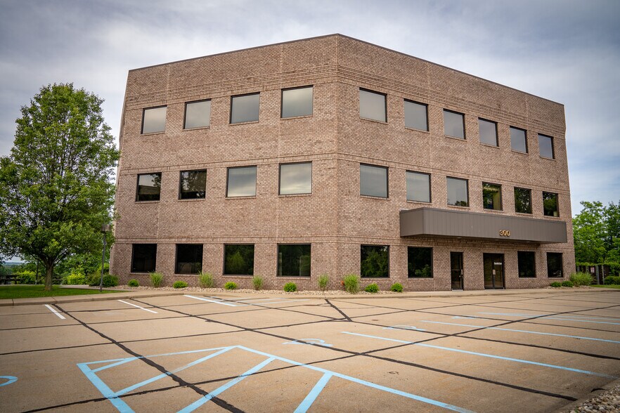 300 Star Ave, Parkersburg, WV à louer - Photo du bâtiment - Image 3 de 7