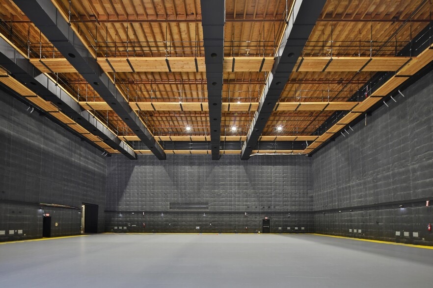 16829 Saticoy St, Van Nuys, CA for lease - Interior Photo - Image 2 of 14