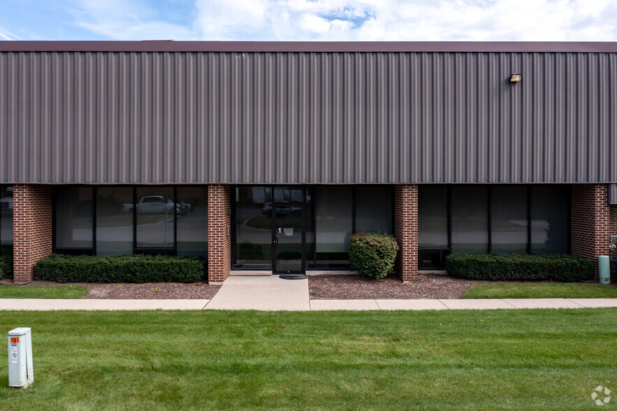 901 N Du Page Ave, Lombard, IL for lease - Building Photo - Image 2 of 5