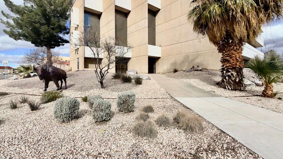 277 E Amador Ave, Las Cruces, NM à louer - Photo du bâtiment - Image 2 de 10