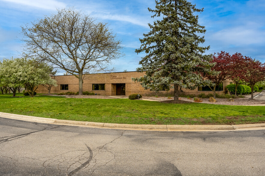 1050 W Silverbell Rd, Lake Orion, MI for sale - Building Photo - Image 3 of 35