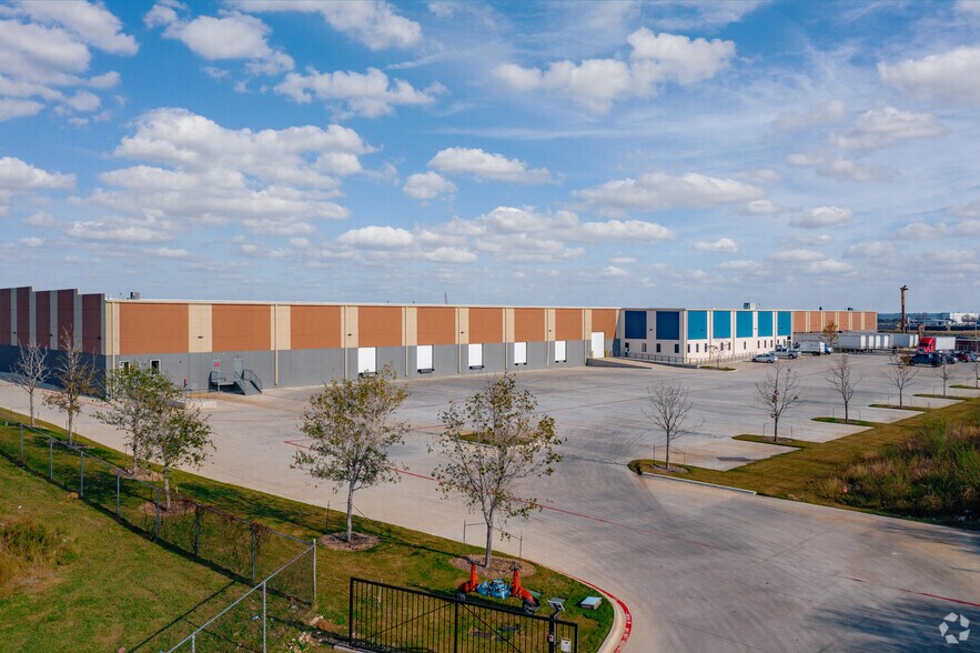 7042 Industrial Way, San Antonio, TX à louer - Photo du bâtiment - Image 2 de 8