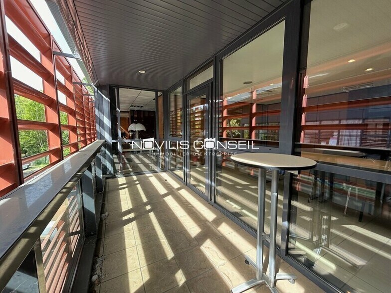 Office in Saint-Jean for lease - Interior Photo - Image 3 of 17