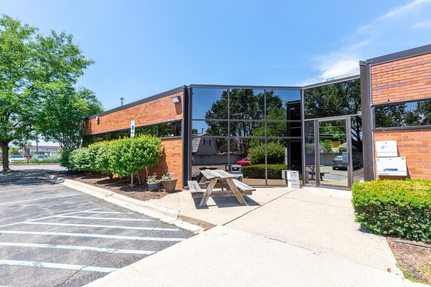 909 W Maple Rd, Clawson, MI à vendre - Photo du bâtiment - Image 2 de 7
