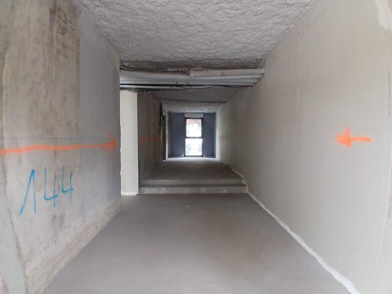 Retail in Fontenay Sous Bois for lease - Interior Photo - Image 2 of 9