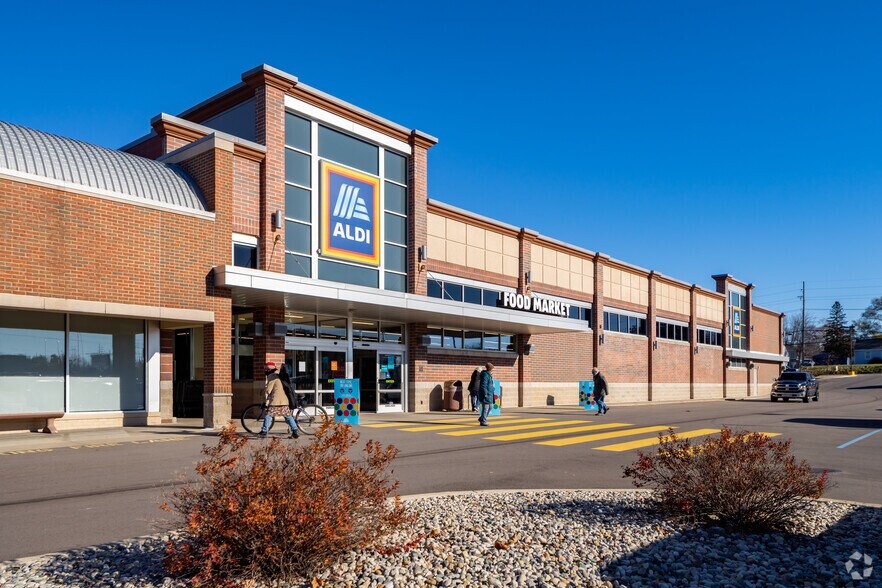 5012-5160 Highland Rd, Waterford, MI for lease - Primary Photo - Image 2 of 8