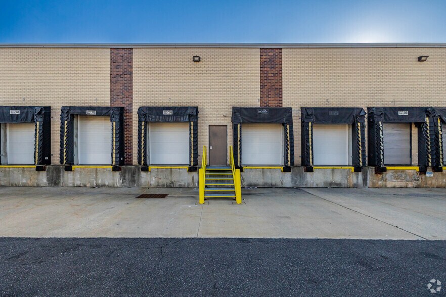 225-229 Robbins Ln, Syosset, NY à louer - Photo du bâtiment - Image 3 de 4