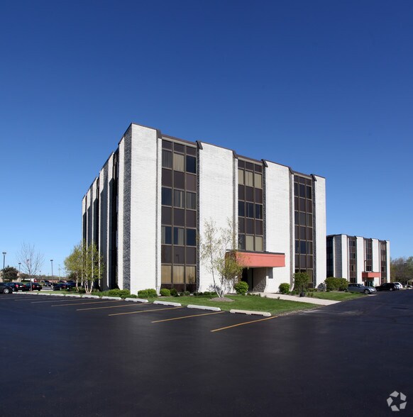 625 Plainfield Rd, Willowbrook, IL à louer - Photo du bâtiment - Image 1 de 6