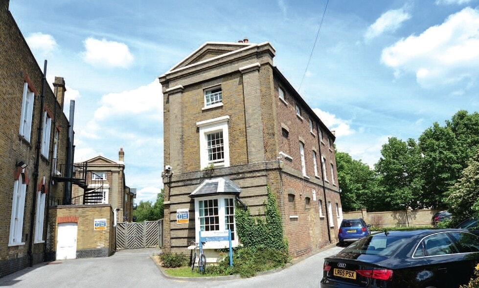15 Thorne Clos, London for lease - Building Photo - Image 1 of 6