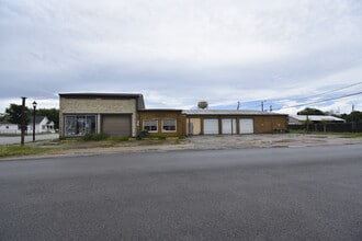 621 W Main St, La Porte, TX à louer Photo du bâtiment- Image 2 de 55