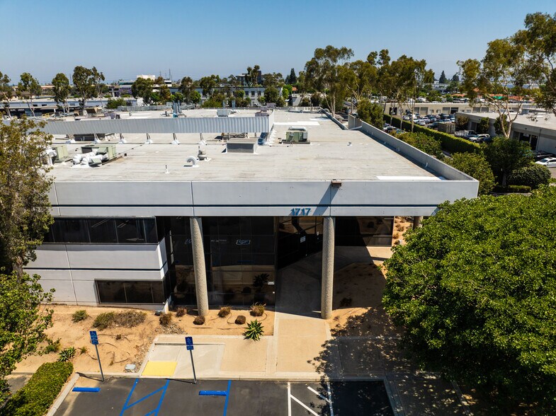 1717 W Collins Ave, Orange, CA à louer - Photo du bâtiment - Image 2 de 10