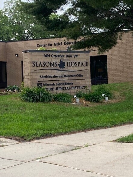 1696 Greenview Dr SW, Rochester, MN à vendre - Photo du bâtiment - Image 2 de 34