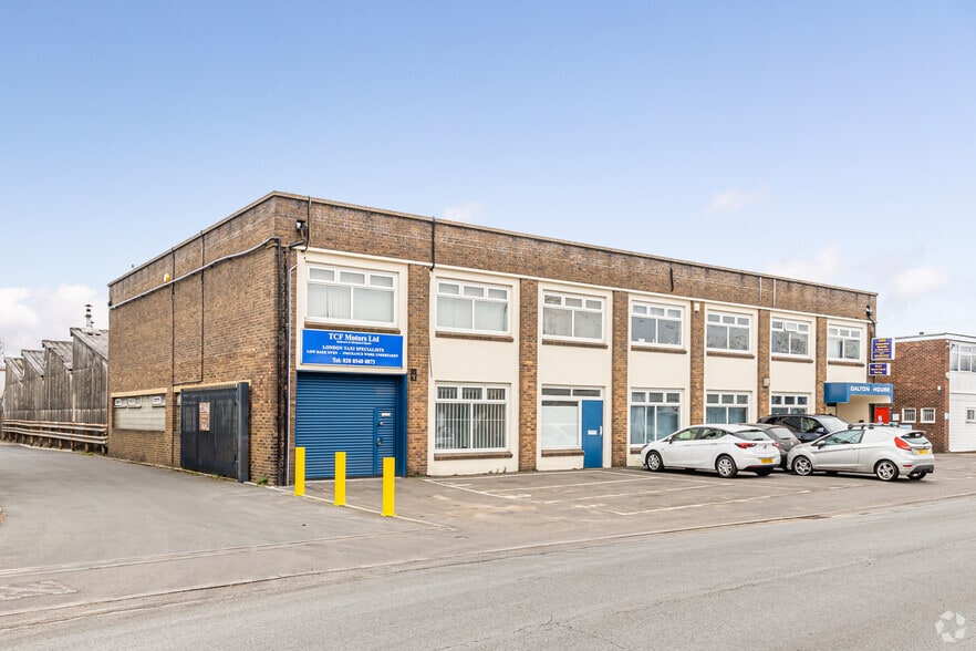 60 Windsor Ave, London for lease - Building Photo - Image 2 of 9