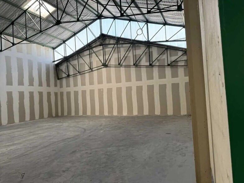 Flex in Reyrieux for lease - Interior Photo - Image 1 of 14