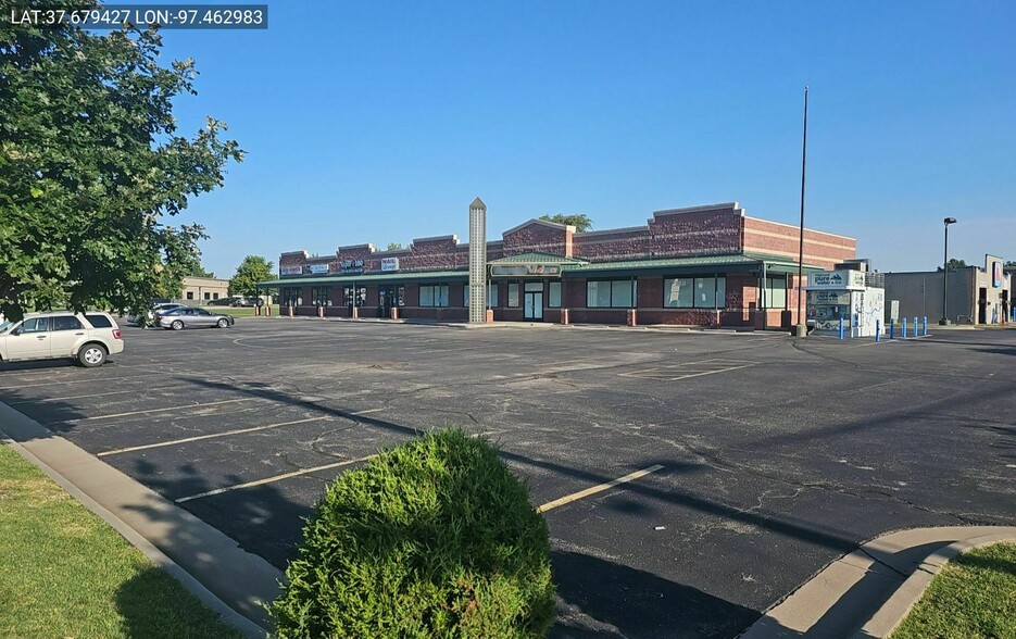 10410 W Maple St, Wichita, KS for lease - Building Photo - Image 3 of 6