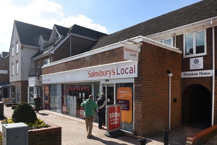The Broadway, Farnham Common à louer - Photo du bâtiment - Image 1 de 8