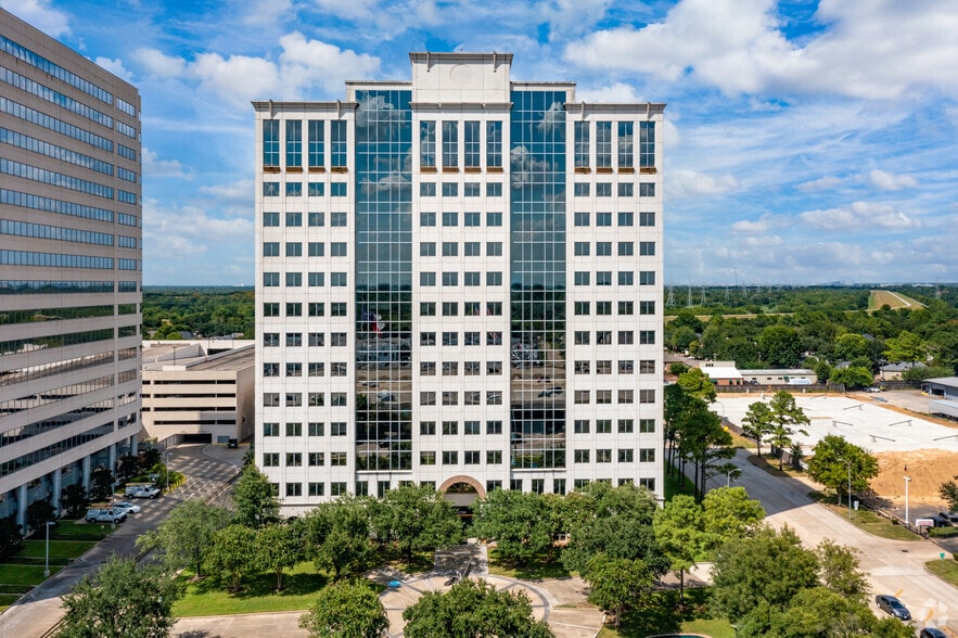 11700 Katy Fwy, Houston, TX à louer - Photo du bâtiment - Image 2 de 6