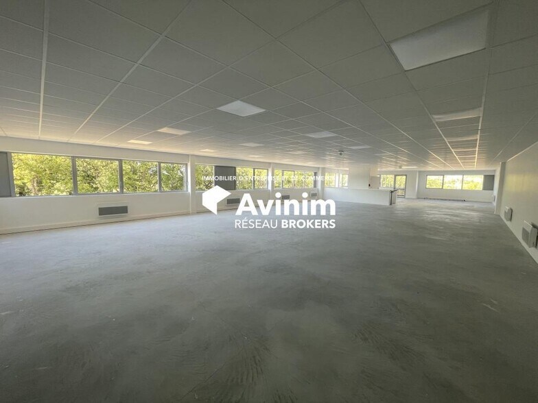 Office in Rousset for sale - Interior Photo - Image 1 of 5