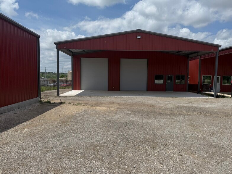 4235 FM 78, McQueeney, TX à louer - Photo du bâtiment - Image 2 de 42