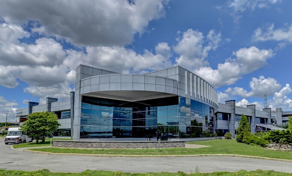 1555 Rue Carrie-Derick, Montréal, QC à louer - Photo du bâtiment - Image 1 de 12