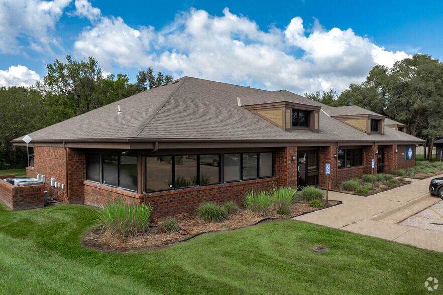 7570 W 21st St N, Wichita, KS for lease - Primary Photo - Image 1 of 2