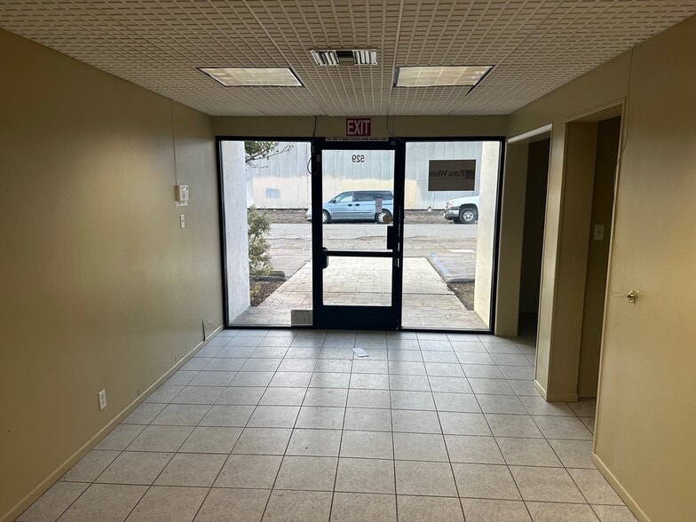 529 W 4th Ave, Escondido, CA for lease - Building Photo - Image 3 of 4