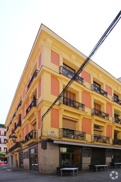 Immeuble residentiel dans Madrid, Madrid à vendre - Photo du bâtiment - Image 2 de 2