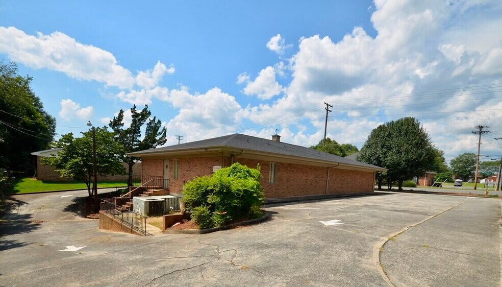 120 E Phifer St, Monroe, NC à louer - Photo du bâtiment - Image 3 de 11