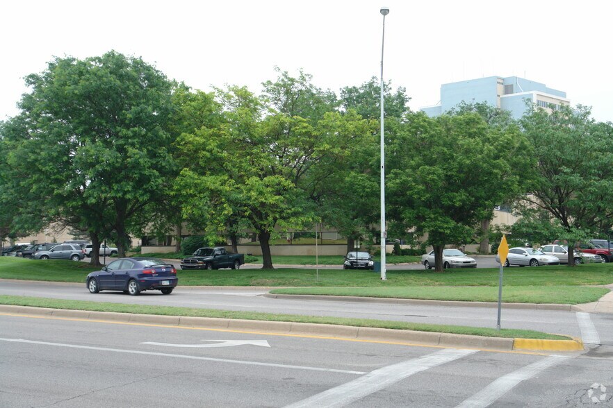 310 W Central Ave, Wichita, KS à vendre - Photo du bâtiment - Image 2 de 15