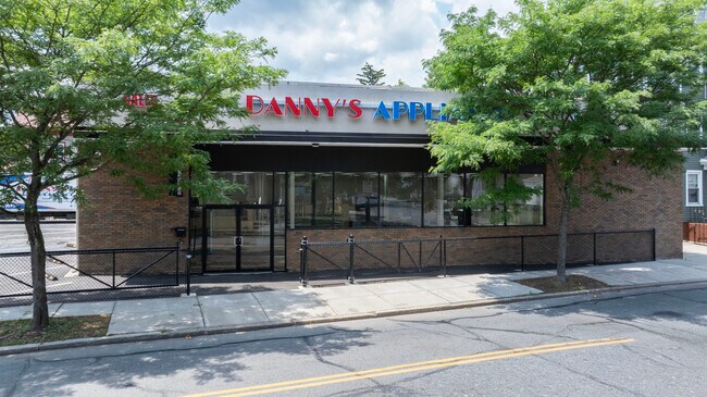 Plus de détails pour 200 Academy Ave, Providence, RI - Commerce de détail à vendre