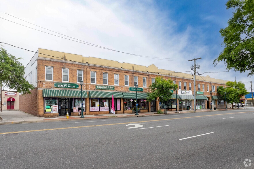 Corner Mixed-Use with Immense Upside portefeuille de 2 propriétés à vendre sur LoopNet.ca - Photo du bâtiment - Image 3 de 18