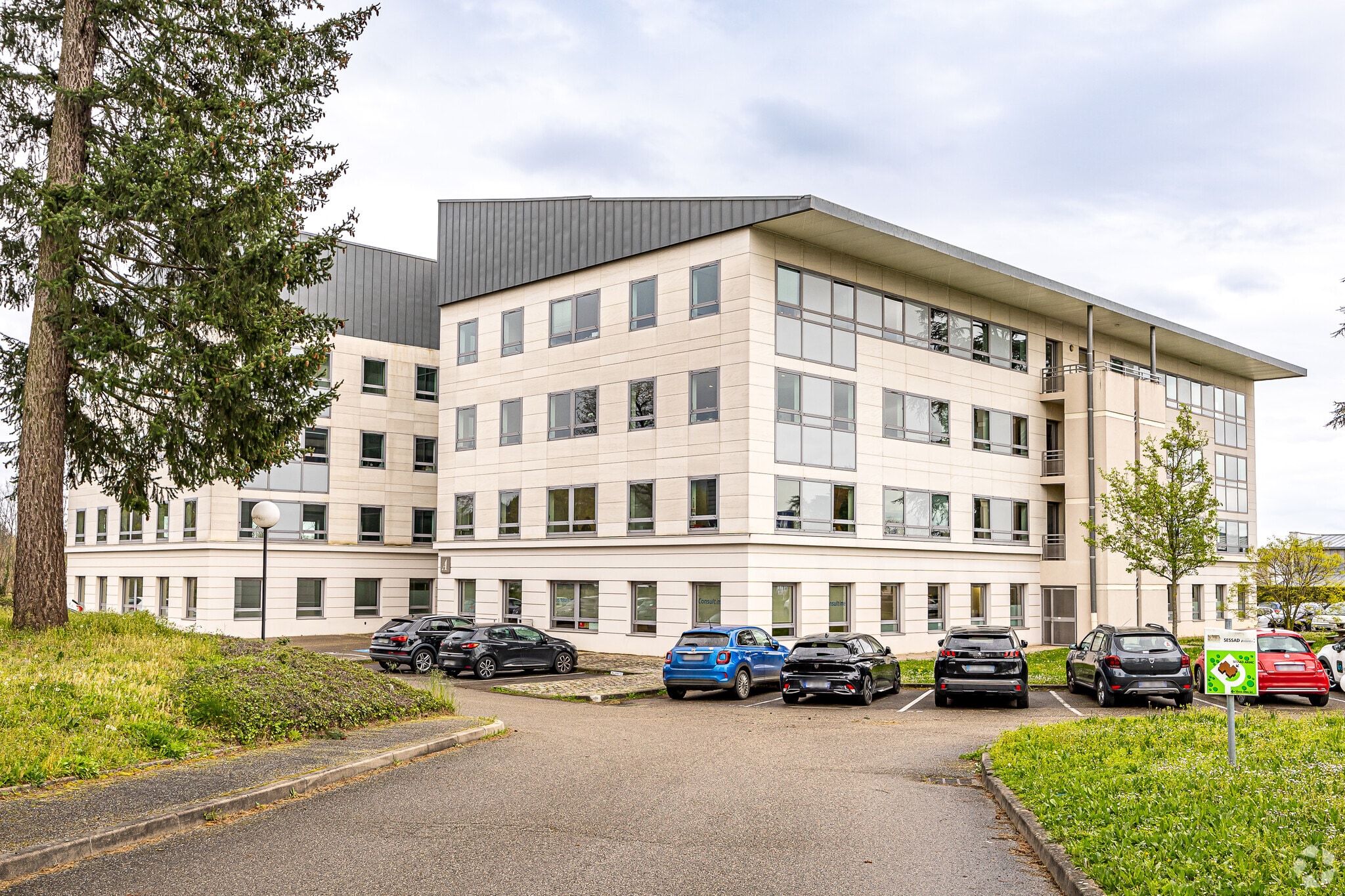 Office in Limonest for sale Primary Photo- Image 1 of 3