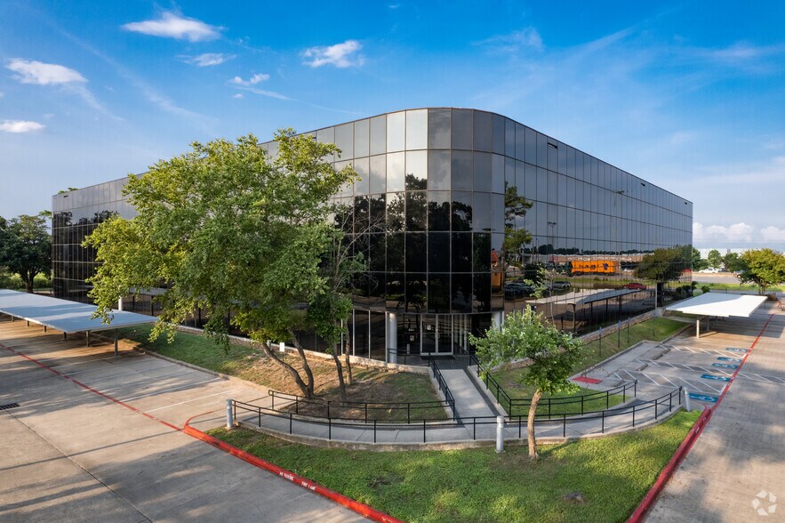 15425 North Fwy, Houston, TX à louer - Photo du bâtiment - Image 2 de 18
