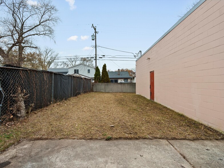 23409 Dequindre Rd, Hazel Park, MI for lease - Building Photo - Image 2 of 18