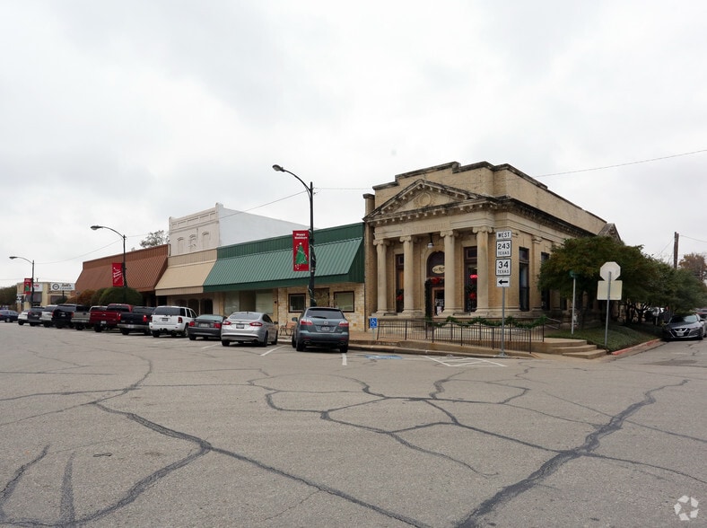 106 W Grove St, Kaufman, TX à louer - Photo du bâtiment - Image 2 de 23