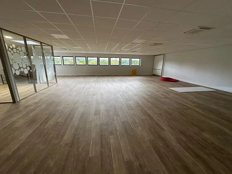 Bureau dans Rillieux-la-Pape à louer - Photo du bâtiment - Image 2 de 10