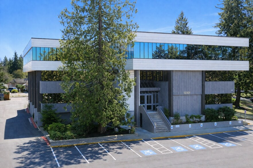 12301 NE 10th Pl, Bellevue, WA à vendre - Photo du bâtiment - Image 1 de 8