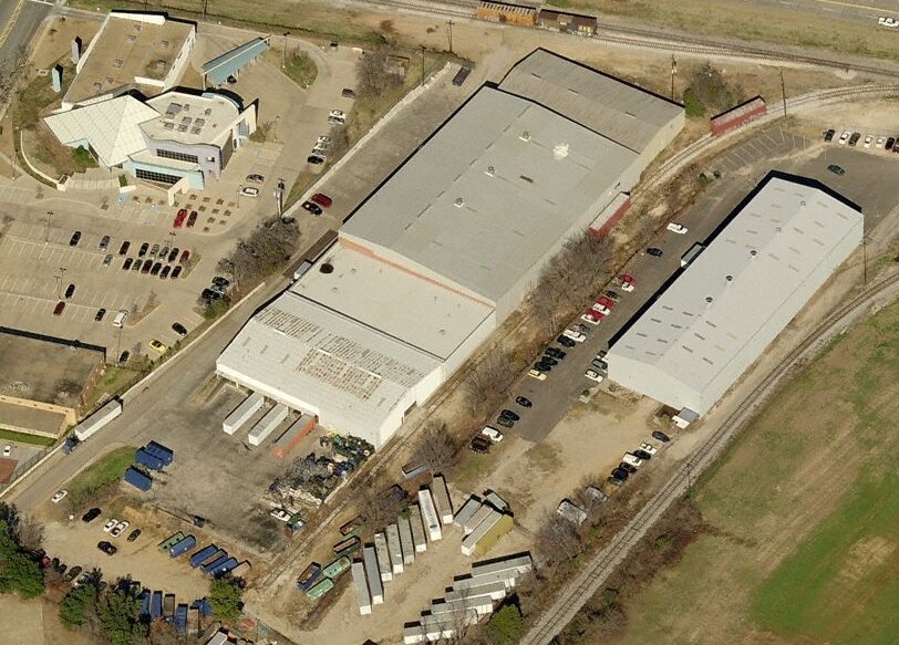 9233 Denton Dr, Dallas, TX à louer - Photo du bâtiment - Image 3 de 6