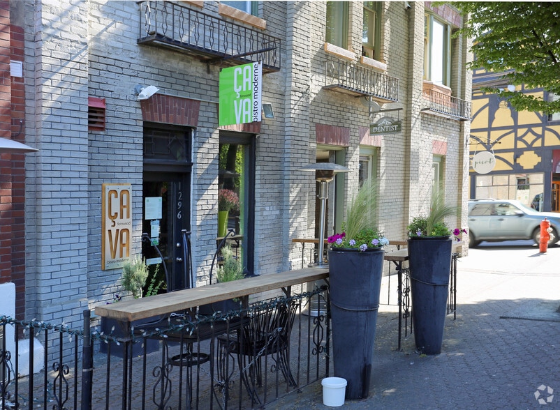 2000-2004 Fernwood Rd, Victoria, BC for lease - Building Photo - Image 3 of 7