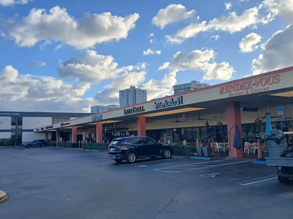 17985 Biscayne Blvd, Miami, FL for lease Primary Photo- Image 1 of 11